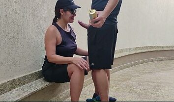 Lésbica pagando um boquete, dando a bucetinha sem vontade nenhuma.