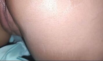 O pijama gostoso da madrasta excita o enteado e eles acabam transando